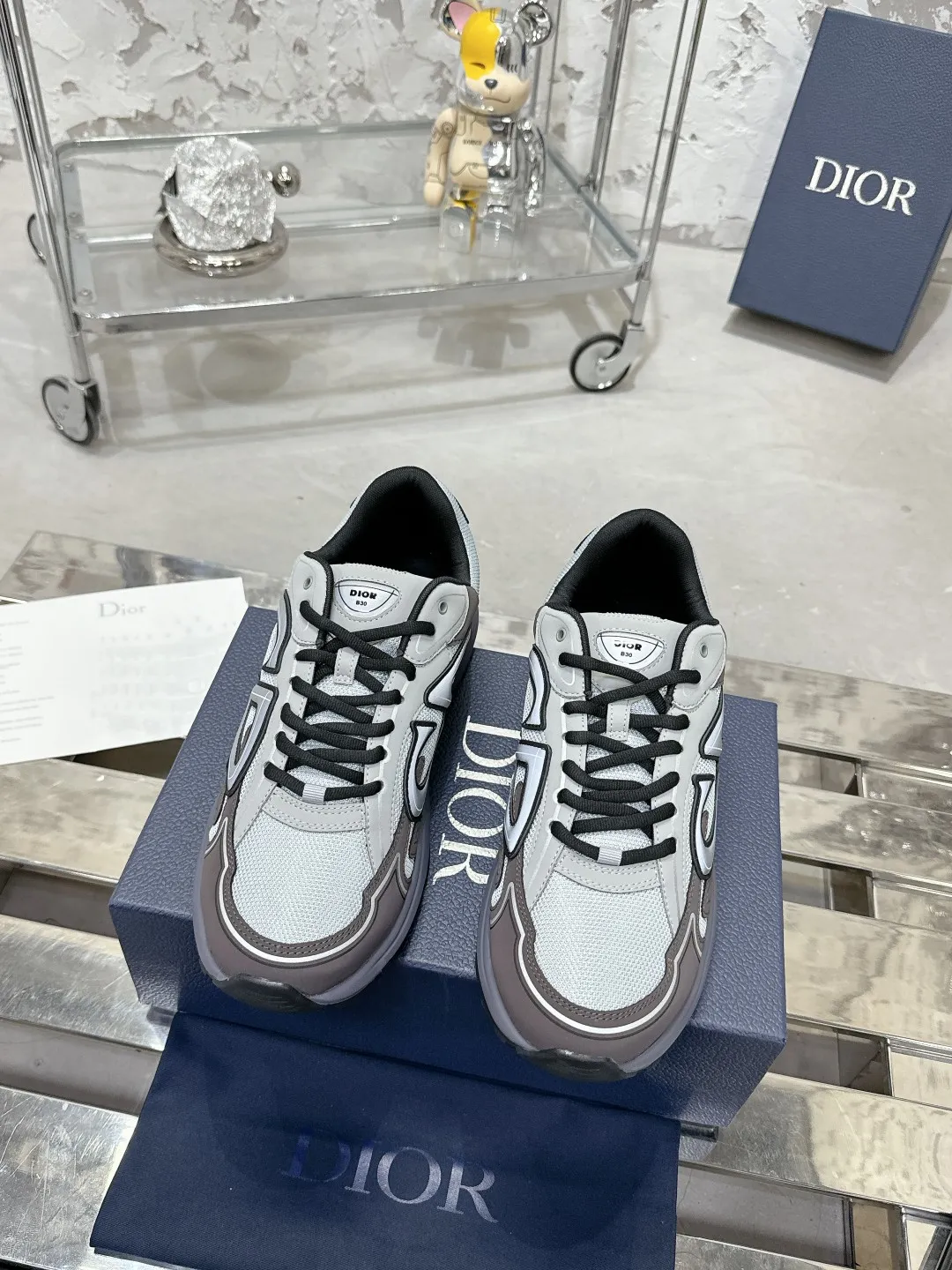 Men's men's shoes 💰600❤️❤️❤️High version Dior Dior's latest color matching B30 series reflective dad sneakers original 17380💰 purchased for development and production Brand new B30 sneakers Dad Shoes style shoes that follow the trend of the retro market The Dior logo on the tongue also indicates that this pair of shoes is the B30 model! B30 uses fine-textured leather and mesh cloth materials to form a shoe body. There are conspicuous letters CD on both sides of the shoe body to indicate identity. Many lines on the shoe body outline details to make the shoes look less monotonous and full of retro flavor. The delivery counter is exquisitely packaged🛍📦 ▪️Fabric: Original customized technical fabric + mesh ▪️Inner lining: Customized breathable lining ▪️Outsole: Original molded IP foam + TPU outsole ▪️Sole thickness: 3.5CM ▪️Size: Women’s size 35-40 / Men’s size 39-46